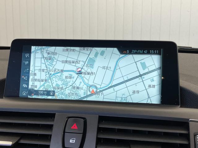 ２シリーズ ２２０ｉカブリオレ　Ｍスポーツ　１オーナー車両　アルピンホワイトＩＩＩ×赤シート　運転／助手席シートヒーター　障害物センサー　ＥＴＣ　純正ナビゲーション　バックカメラ　Ｂｌｕｅｔｏｏｔｈ　パドルシフト　純正１７インチアルミホイール（26枚目）