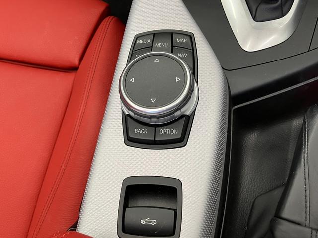 ２シリーズ ２２０ｉカブリオレ　Ｍスポーツ　１オーナー車両　アルピンホワイトＩＩＩ×赤シート　運転／助手席シートヒーター　障害物センサー　ＥＴＣ　純正ナビゲーション　バックカメラ　Ｂｌｕｅｔｏｏｔｈ　パドルシフト　純正１７インチアルミホイール（32枚目）