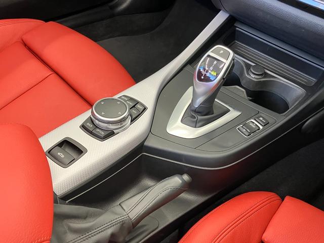 ２シリーズ ２２０ｉカブリオレ　Ｍスポーツ　１オーナー車両　アルピンホワイトＩＩＩ×赤シート　運転／助手席シートヒーター　障害物センサー　ＥＴＣ　純正ナビゲーション　バックカメラ　Ｂｌｕｅｔｏｏｔｈ　パドルシフト　純正１７インチアルミホイール（33枚目）