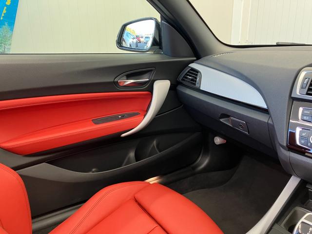 ２シリーズ ２２０ｉカブリオレ　Ｍスポーツ　１オーナー車両　アルピンホワイトＩＩＩ×赤シート　運転／助手席シートヒーター　障害物センサー　ＥＴＣ　純正ナビゲーション　バックカメラ　Ｂｌｕｅｔｏｏｔｈ　パドルシフト　純正１７インチアルミホイール（36枚目）