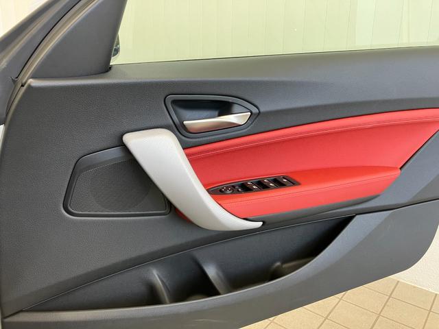 ２シリーズ ２２０ｉカブリオレ　Ｍスポーツ　１オーナー車両　アルピンホワイトＩＩＩ×赤シート　運転／助手席シートヒーター　障害物センサー　ＥＴＣ　純正ナビゲーション　バックカメラ　Ｂｌｕｅｔｏｏｔｈ　パドルシフト　純正１７インチアルミホイール（40枚目）