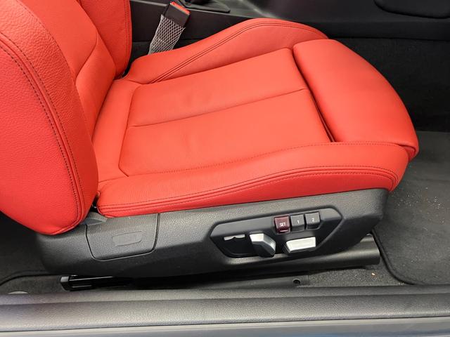 ２シリーズ ２２０ｉカブリオレ　Ｍスポーツ　１オーナー車両　アルピンホワイトＩＩＩ×赤シート　運転／助手席シートヒーター　障害物センサー　ＥＴＣ　純正ナビゲーション　バックカメラ　Ｂｌｕｅｔｏｏｔｈ　パドルシフト　純正１７インチアルミホイール（44枚目）