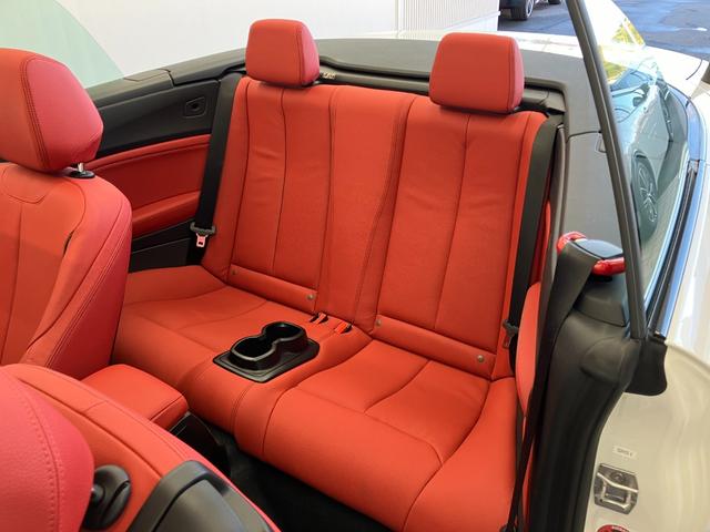 ２シリーズ ２２０ｉカブリオレ　Ｍスポーツ　１オーナー車両　アルピンホワイトＩＩＩ×赤シート　運転／助手席シートヒーター　障害物センサー　ＥＴＣ　純正ナビゲーション　バックカメラ　Ｂｌｕｅｔｏｏｔｈ　パドルシフト　純正１７インチアルミホイール（48枚目）