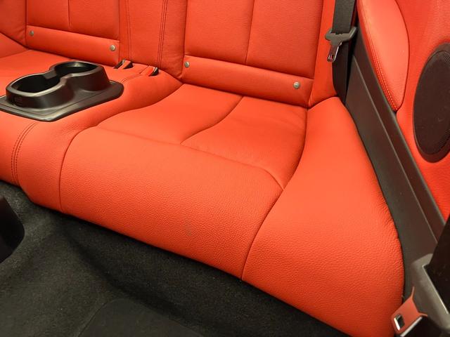 ２シリーズ ２２０ｉカブリオレ　Ｍスポーツ　１オーナー車両　アルピンホワイトＩＩＩ×赤シート　運転／助手席シートヒーター　障害物センサー　ＥＴＣ　純正ナビゲーション　バックカメラ　Ｂｌｕｅｔｏｏｔｈ　パドルシフト　純正１７インチアルミホイール（49枚目）