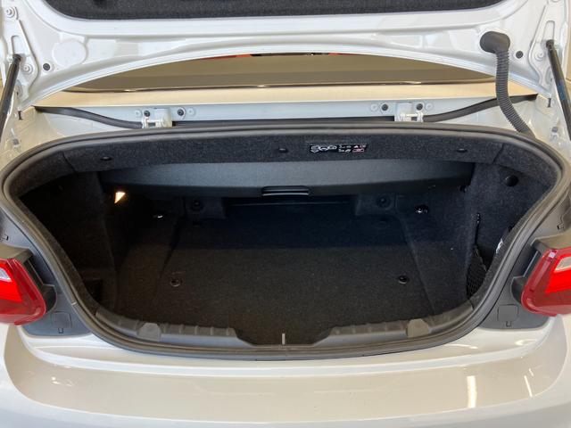 ２シリーズ ２２０ｉカブリオレ　Ｍスポーツ　１オーナー車両　アルピンホワイトＩＩＩ×赤シート　運転／助手席シートヒーター　障害物センサー　ＥＴＣ　純正ナビゲーション　バックカメラ　Ｂｌｕｅｔｏｏｔｈ　パドルシフト　純正１７インチアルミホイール（51枚目）