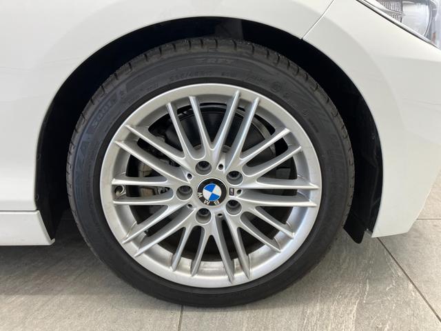 ２シリーズ ２２０ｉカブリオレ　Ｍスポーツ　１オーナー車両　アルピンホワイトＩＩＩ×赤シート　運転／助手席シートヒーター　障害物センサー　ＥＴＣ　純正ナビゲーション　バックカメラ　Ｂｌｕｅｔｏｏｔｈ　パドルシフト　純正１７インチアルミホイール（55枚目）