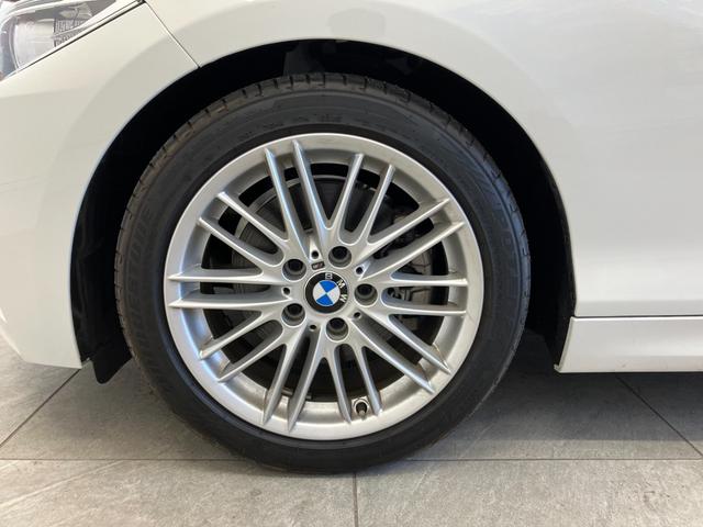 ２シリーズ ２２０ｉカブリオレ　Ｍスポーツ　１オーナー車両　アルピンホワイトＩＩＩ×赤シート　運転／助手席シートヒーター　障害物センサー　ＥＴＣ　純正ナビゲーション　バックカメラ　Ｂｌｕｅｔｏｏｔｈ　パドルシフト　純正１７インチアルミホイール（56枚目）