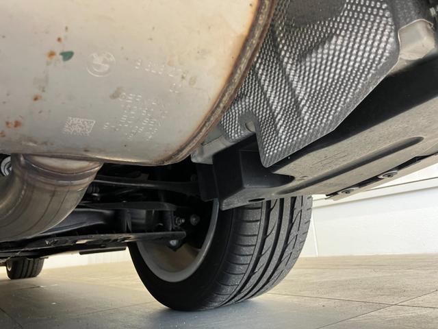 ２シリーズ ２２０ｉカブリオレ　Ｍスポーツ　１オーナー車両　アルピンホワイトＩＩＩ×赤シート　運転／助手席シートヒーター　障害物センサー　ＥＴＣ　純正ナビゲーション　バックカメラ　Ｂｌｕｅｔｏｏｔｈ　パドルシフト　純正１７インチアルミホイール（60枚目）