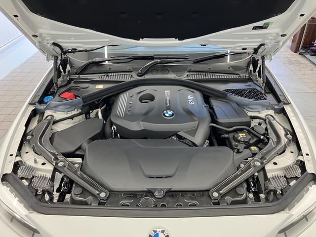 ２シリーズ ２２０ｉカブリオレ　Ｍスポーツ　１オーナー車両　アルピンホワイトＩＩＩ×赤シート　運転／助手席シートヒーター　障害物センサー　ＥＴＣ　純正ナビゲーション　バックカメラ　Ｂｌｕｅｔｏｏｔｈ　パドルシフト　純正１７インチアルミホイール（64枚目）