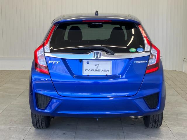 フィットハイブリッド Ｆパッケージ　修復歴無し　車検整備付　１２ヶ月保証付き　純正ナビ　バックカメラ　Ｂｌｕｅｔｏｏｔｈ　ＥＴＣ　ＣＤ／ＤＶＤ　スマートキー　プッシュスターター　スペアキー　電動格納ミラー　社外１５インチアルミホイール（5枚目）