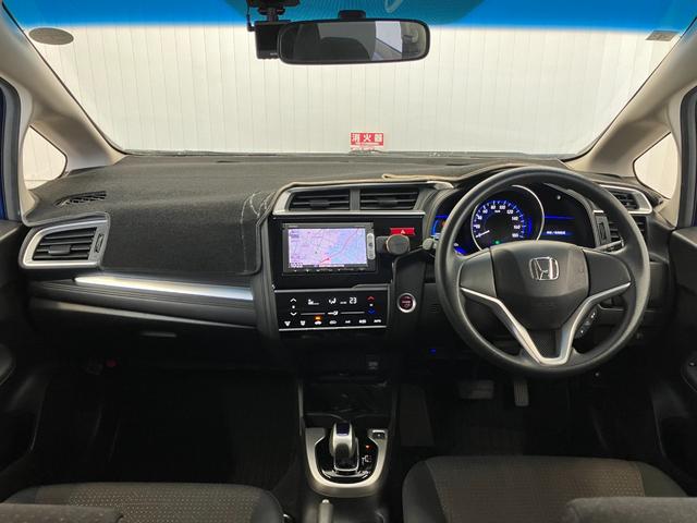 フィットハイブリッド Ｆパッケージ　修復歴無し　車検整備付　１２ヶ月保証付き　純正ナビ　バックカメラ　Ｂｌｕｅｔｏｏｔｈ　ＥＴＣ　ＣＤ／ＤＶＤ　スマートキー　プッシュスターター　スペアキー　電動格納ミラー　社外１５インチアルミホイール（10枚目）