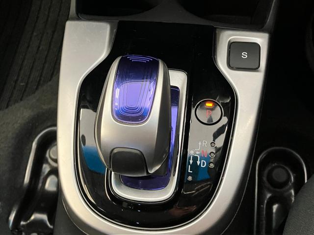フィットハイブリッド Ｆパッケージ　修復歴無し　車検整備付　１２ヶ月保証付き　純正ナビ　バックカメラ　Ｂｌｕｅｔｏｏｔｈ　ＥＴＣ　ＣＤ／ＤＶＤ　スマートキー　プッシュスターター　スペアキー　電動格納ミラー　社外１５インチアルミホイール（24枚目）