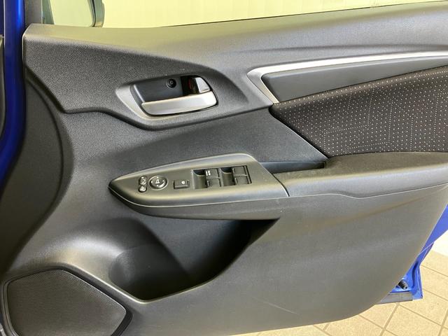 フィットハイブリッド Ｆパッケージ　修復歴無し　車検整備付　１２ヶ月保証付き　純正ナビ　バックカメラ　Ｂｌｕｅｔｏｏｔｈ　ＥＴＣ　ＣＤ／ＤＶＤ　スマートキー　プッシュスターター　スペアキー　電動格納ミラー　社外１５インチアルミホイール（30枚目）