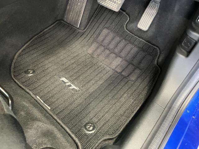 フィットハイブリッド Ｆパッケージ　修復歴無し　車検整備付　１２ヶ月保証付き　純正ナビ　バックカメラ　Ｂｌｕｅｔｏｏｔｈ　ＥＴＣ　ＣＤ／ＤＶＤ　スマートキー　プッシュスターター　スペアキー　電動格納ミラー　社外１５インチアルミホイール（32枚目）