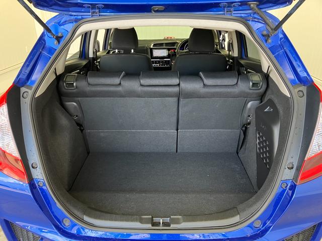 フィットハイブリッド Ｆパッケージ　修復歴無し　車検整備付　１２ヶ月保証付き　純正ナビ　バックカメラ　Ｂｌｕｅｔｏｏｔｈ　ＥＴＣ　ＣＤ／ＤＶＤ　スマートキー　プッシュスターター　スペアキー　電動格納ミラー　社外１５インチアルミホイール（42枚目）