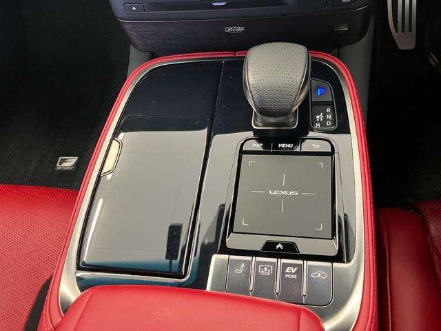 ＬＳ ＬＳ５００ｈ　Ｆスポーツ　ムーンルーフ　赤シート　Ｍａｒｋ　Ｌｅｖｉｎｓｏｎ　運転／助手席／リアシート・ステアリングヒーター　運転／助手席ベンチレーション　デジタルインナーミラー　ヘッドアップディスプレイ　全方位カメラ（30枚目）