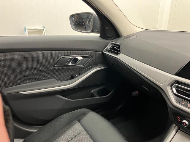 3シリーズ 320i 修復歴無し ワンオーナー車 車検整備付 コンフォートpkg 電動リアゲートキック開閉 純正ナビ 追従型クルコン 障害物センサー バックカメラ 純正16インチホイール LEDオートライト シートヒーター(25枚目)