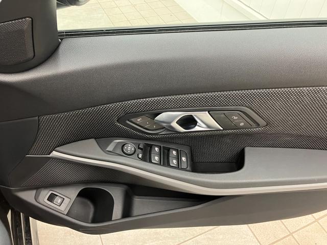 3シリーズ 320i 修復歴無し ワンオーナー車 車検整備付 コンフォートpkg 電動リアゲートキック開閉 純正ナビ 追従型クルコン 障害物センサー バックカメラ 純正16インチホイール LEDオートライト シートヒーター(33枚目)