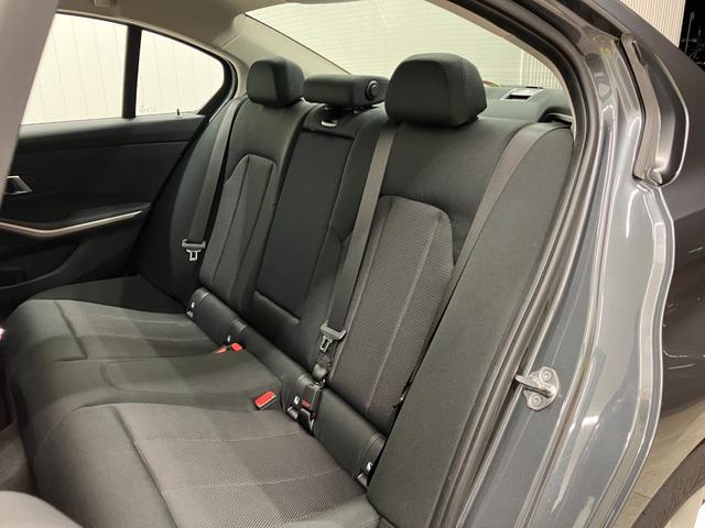 3シリーズ 320i 修復歴無し ワンオーナー車 車検整備付 コンフォートpkg 電動リアゲートキック開閉 純正ナビ 追従型クルコン 障害物センサー バックカメラ 純正16インチホイール LEDオートライト シートヒーター(41枚目)