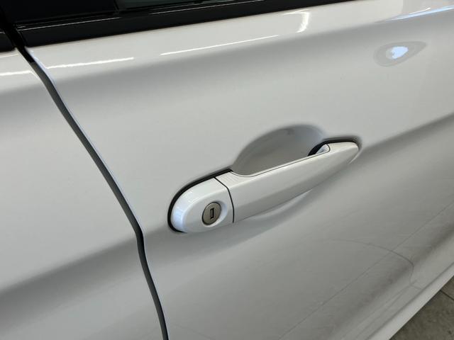 M3 M3 ワンオーナー車 harman/kardon アダプティブMサスペンション ミネラルホワイト×オレンジ内装 前後シートヒーター カーボンファイバーインテリアトリム 純正ナビ・19インチAW パドルシフト(8枚目)