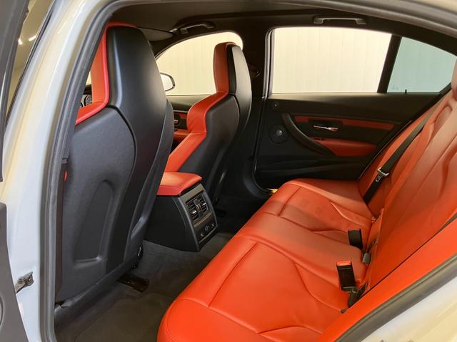 M3 M3 ワンオーナー車 harman/kardon アダプティブMサスペンション ミネラルホワイト×オレンジ内装 前後シートヒーター カーボンファイバーインテリアトリム 純正ナビ・19インチAW パドルシフト(44枚目)