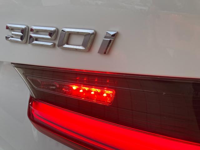 3シリーズ 320i Mスポーツ 禁煙1オーナー車 修復歴無 車検整備付 6ヶ月保証 純正ナビ・19インチアルミ Bluetooth 全方位カメラ 障害物センサ 追従型クルコン シートヒーター ETC BSM 電動リアゲートキック開閉(64枚目)