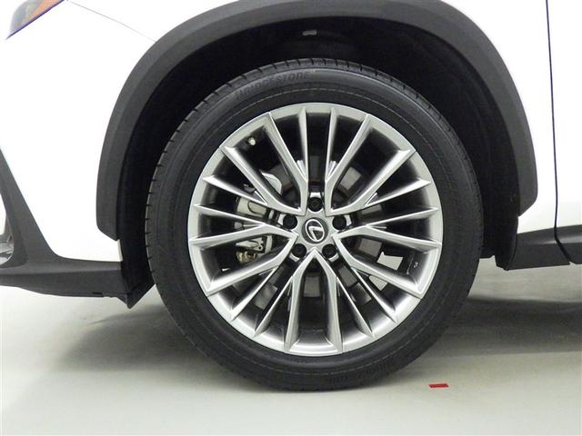 ＮＸ ＮＸ３５０ｈ　バージョンＬ　レクサス認定中古車ＣＰＯ　２０インチアルミホイール　パーキングサポートブレーキ　パノラミックビューモニター　おくだけ充電　フロアマット（純正）　ナンバーフレーム　ドライブレコーダー（純正）（22枚目）