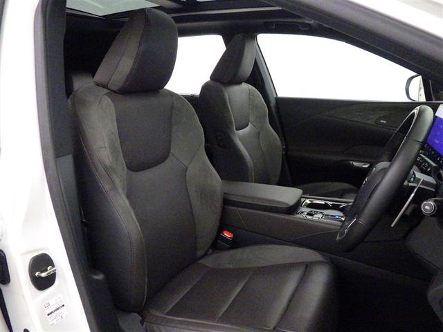 RX RX450h+ バージョンL レクサス認定中古車CPO 充電ケーブル マークレビンソンプレミアムサラウンドサウンドシステム パノラマルーフ 輻射ヒーター フロアマット(純正) ナンバーフレーム ドライブレコーダー(純正/前後)(17枚目)