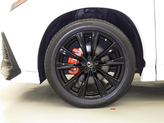 【レクサスオーナーズカード】ＬＥＸＵＳオーナーの証となるオリジナルカード。全国のレクサス販売店でカードをご提示いただければ、スムーズな受付と点検や整備の履歴を活用した最適なメンテナンスを行います。