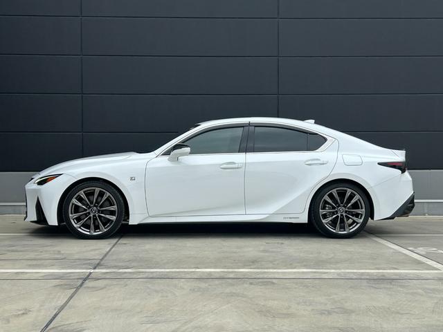 IS IS300h Fスポーツ レクサス認定中古車CPO 後席サイドエアバッグ ムーンルーフ フルLEDヘッドランプ パノラミックビューモニター フロアマット(純正) サイドバイザー ナンバーフレーム ドライブレコーダー(5枚目)