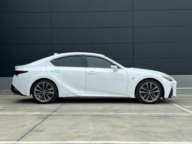 IS IS300h Fスポーツ レクサス認定中古車CPO 後席サイドエアバッグ ムーンルーフ フルLEDヘッドランプ パノラミックビューモニター フロアマット(純正) サイドバイザー ナンバーフレーム ドライブレコーダー(7枚目)