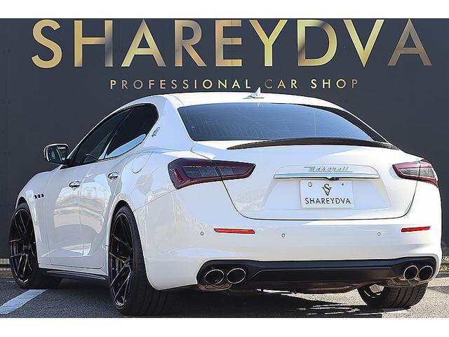 ギブリ ベースグレード　限定車スカテナート　ブルーブレーキキャリパー　２１インチＦｏｒｇｅｄアルミ　カーボントランクスポイラー・ドアミラー・グリル　車高調　シートヒーター　ピアノブラックトリム　ＡｐｐｌｅＣａｒＰｌａｙ（3枚目）