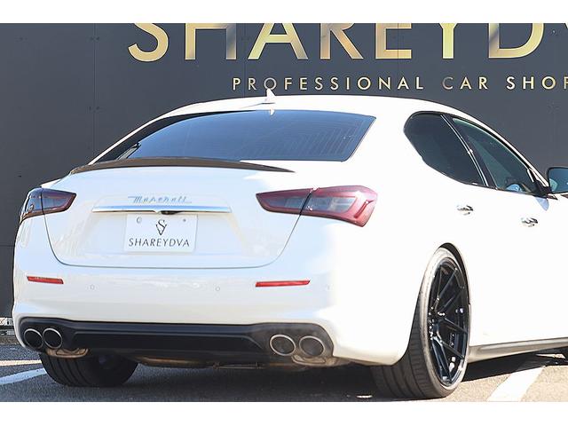 ギブリ ベースグレード　限定車スカテナート　ブルーブレーキキャリパー　２１インチＦｏｒｇｅｄアルミ　カーボントランクスポイラー・ドアミラー・グリル　車高調　シートヒーター　ピアノブラックトリム　ＡｐｐｌｅＣａｒＰｌａｙ（17枚目）