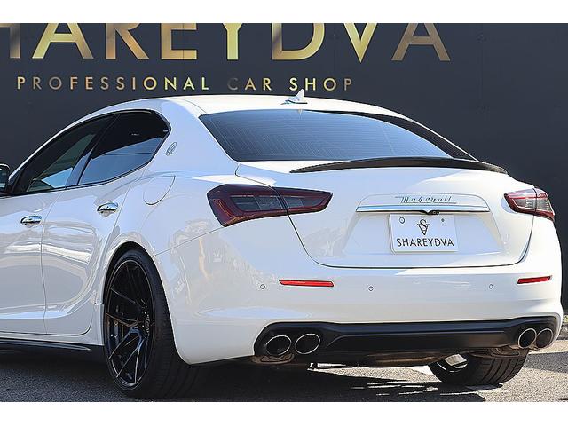 ギブリ ベースグレード　限定車スカテナート　ブルーブレーキキャリパー　２１インチＦｏｒｇｅｄアルミ　カーボントランクスポイラー・ドアミラー・グリル　車高調　シートヒーター　ピアノブラックトリム　ＡｐｐｌｅＣａｒＰｌａｙ（21枚目）