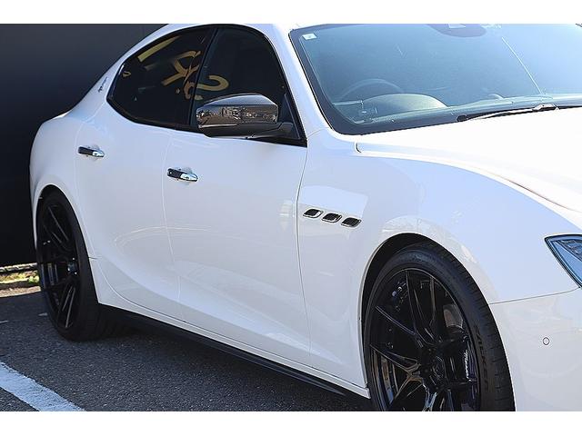 ギブリ ベースグレード　限定車スカテナート　ブルーブレーキキャリパー　２１インチＦｏｒｇｅｄアルミ　カーボントランクスポイラー・ドアミラー・グリル　車高調　シートヒーター　ピアノブラックトリム　ＡｐｐｌｅＣａｒＰｌａｙ（32枚目）