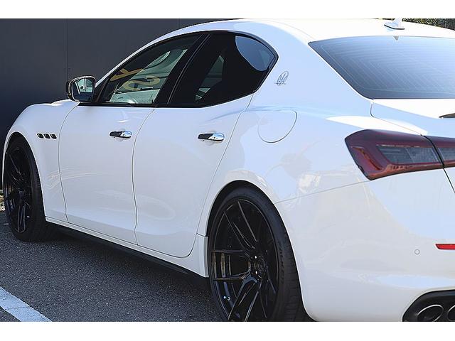 ギブリ ベースグレード　限定車スカテナート　ブルーブレーキキャリパー　２１インチＦｏｒｇｅｄアルミ　カーボントランクスポイラー・ドアミラー・グリル　車高調　シートヒーター　ピアノブラックトリム　ＡｐｐｌｅＣａｒＰｌａｙ（33枚目）