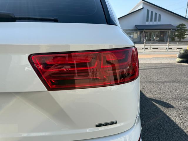 Ｑ７ ２．０ＴＦＳＩクワトロ　Ｓラインパッケージ　７人乗り　ＲＳ風グリル　サイドリアマクストンデザインスポイラー　ＣＡＲＰＬＡＹ　バックカメラ　マトリックスＬＥＤヘッドライト　革シート　ヒッチメンバー　シートヒーター　ダブルエアコン　レーダー探知（46枚目）