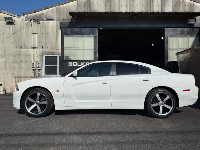 ダッジ・チャージャー SE 3.6 左ハンドル 20011yモデル 管理ユーザー買取 革シート張り替 スマートキー プッシュスタート SRT専用20インチAW BluetoothETCパワーシートBパッド交換ボディー撥水施行済み(5枚目)