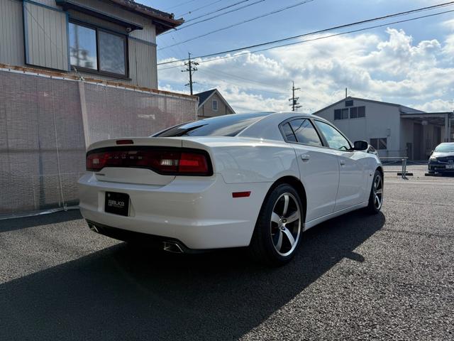 ダッジ・チャージャー SE 3.6 左ハンドル 20011yモデル 管理ユーザー買取 革シート張り替 スマートキー プッシュスタート SRT専用20インチAW BluetoothETCパワーシートBパッド交換ボディー撥水施行済み(8枚目)