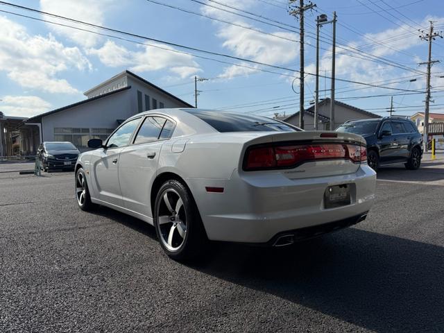 ダッジ・チャージャー SE 3.6 左ハンドル 20011yモデル 管理ユーザー買取 革シート張り替 スマートキー プッシュスタート SRT専用20インチAW BluetoothETCパワーシートBパッド交換ボディー撥水施行済み(9枚目)