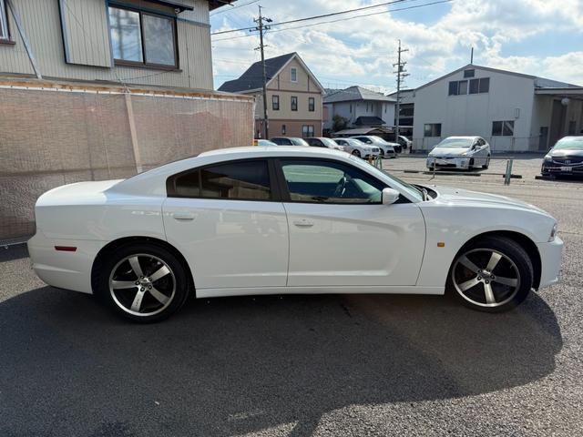 ダッジ・チャージャー SE 3.6 左ハンドル 20011yモデル 管理ユーザー買取 革シート張り替 スマートキー プッシュスタート SRT専用20インチAW BluetoothETCパワーシートBパッド交換ボディー撥水施行済み(24枚目)