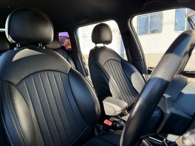 ＭＩＮＩ クーパーＳ　クロスオーバー　クロスオーバー　クーパーＳ　右ハンドル　ディーラー車　５人乗り　プッシュスタート　ブラックアロイホイール　ＥＴＣ　２トーンカラー　禁煙車　パワーステアリング　パワーウインドウエアバックＡＢＳ横滑り防止（13枚目）