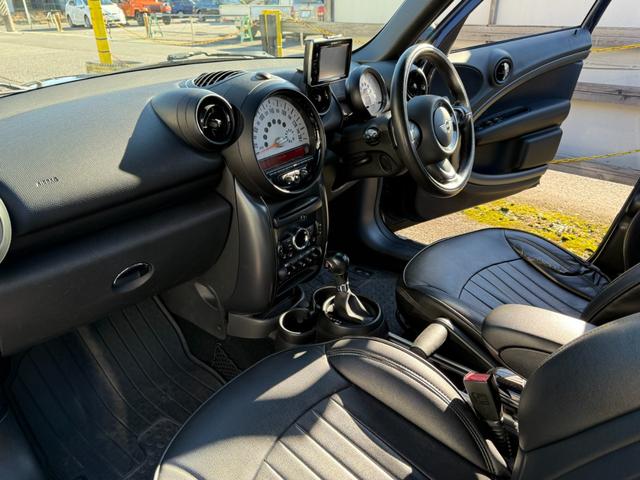 ＭＩＮＩ クーパーＳ　クロスオーバー　クロスオーバー　クーパーＳ　右ハンドル　ディーラー車　５人乗り　プッシュスタート　ブラックアロイホイール　ＥＴＣ　２トーンカラー　禁煙車　パワーステアリング　パワーウインドウエアバックＡＢＳ横滑り防止（50枚目）