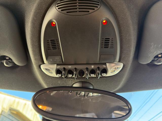 ＭＩＮＩ クーパーＳ　クロスオーバー　クロスオーバー　クーパーＳ　右ハンドル　ディーラー車　５人乗り　プッシュスタート　ブラックアロイホイール　ＥＴＣ　２トーンカラー　禁煙車　パワーステアリング　パワーウインドウエアバックＡＢＳ横滑り防止（68枚目）