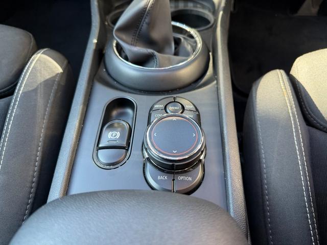 ＭＩＮＩ クーパーＳＤ　クラブマン　クーパーＳＤ　５人乗り　２ＷＤ　正規Ｄ　Ｂカメラ　アイドリングストップ　クリアランスソナー　ツインサンルーフ　ＥＴＣ　クルーズコントロール　ステアリングスイッチ　Ｂｌｕｅｔｏｏｔｈ　純正ナビ　純正ＡＷ（63枚目）