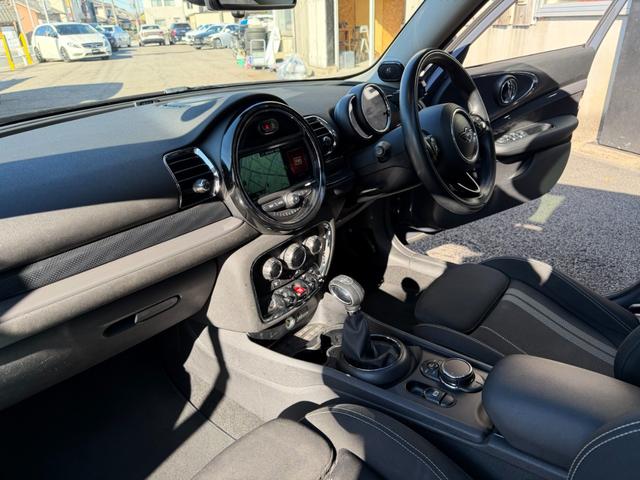 ＭＩＮＩ クーパーＳＤ　クラブマン　クーパーＳＤ　５人乗り　２ＷＤ　正規Ｄ　Ｂカメラ　アイドリングストップ　クリアランスソナー　ツインサンルーフ　ＥＴＣ　クルーズコントロール　ステアリングスイッチ　Ｂｌｕｅｔｏｏｔｈ　純正ナビ　純正ＡＷ（66枚目）