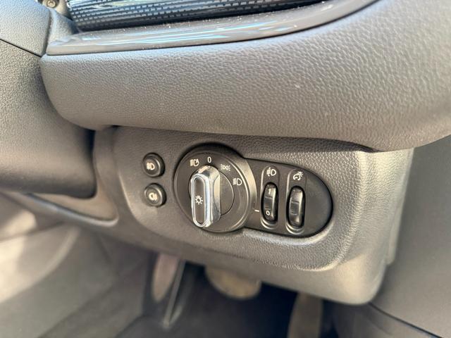 ＭＩＮＩ クーパーＳＤ　クラブマン　クーパーＳＤ　５人乗り　２ＷＤ　正規Ｄ　Ｂカメラ　アイドリングストップ　クリアランスソナー　ツインサンルーフ　ＥＴＣ　クルーズコントロール　ステアリングスイッチ　Ｂｌｕｅｔｏｏｔｈ　純正ナビ　純正ＡＷ（74枚目）