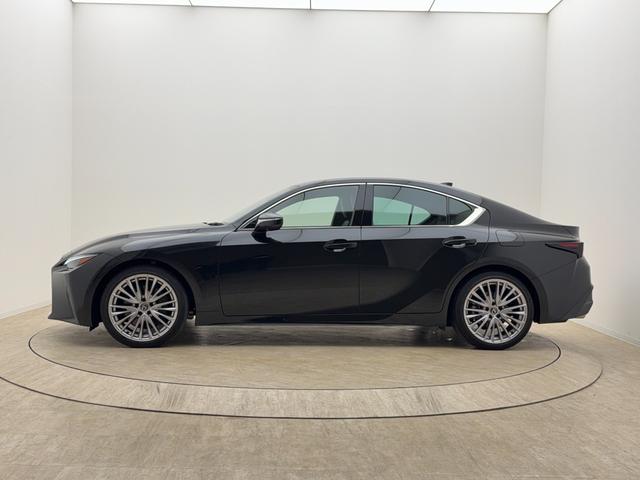 IS IS300h バージョンL AWD パノラミックビューモニター 19インチAW 三眼フルLEDヘッドランプ ブラインドスポットモニター ステアリングヒーター オートマチックハイビーム セミアニリン本革 ドライブレコーダー(7枚目)