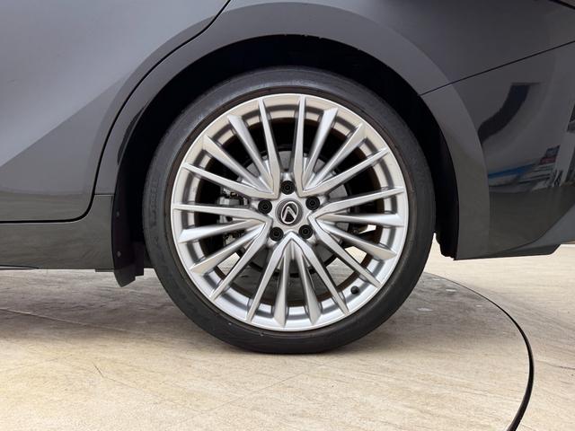 IS IS300h バージョンL AWD パノラミックビューモニター 19インチAW 三眼フルLEDヘッドランプ ブラインドスポットモニター ステアリングヒーター オートマチックハイビーム セミアニリン本革 ドライブレコーダー(13枚目)
