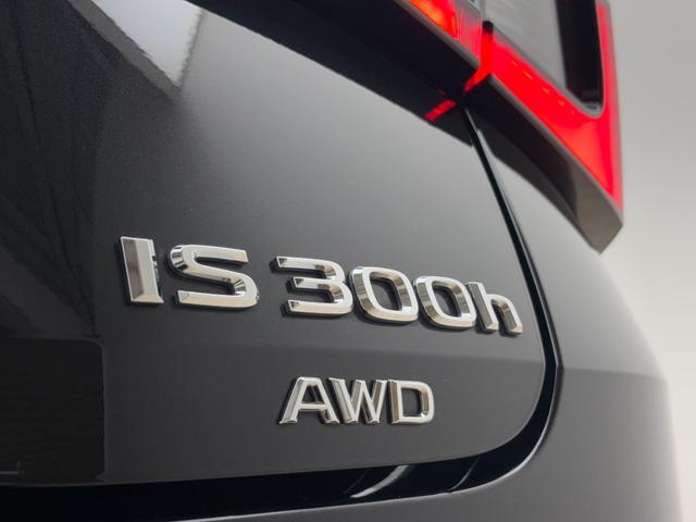 IS IS300h バージョンL AWD パノラミックビューモニター 19インチAW 三眼フルLEDヘッドランプ ブラインドスポットモニター ステアリングヒーター オートマチックハイビーム セミアニリン本革 ドライブレコーダー(17枚目)